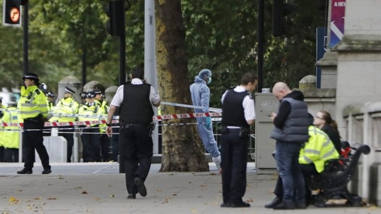 جثث متفرقة وجرحى.. حوادث دهس وطعن تثير الذعر في إنجلترا