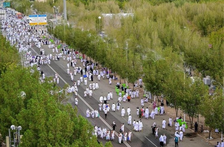 لراحة ضيوف الرحمن... السعودية تبدأ تبريد طرق المشاعر المقدسة