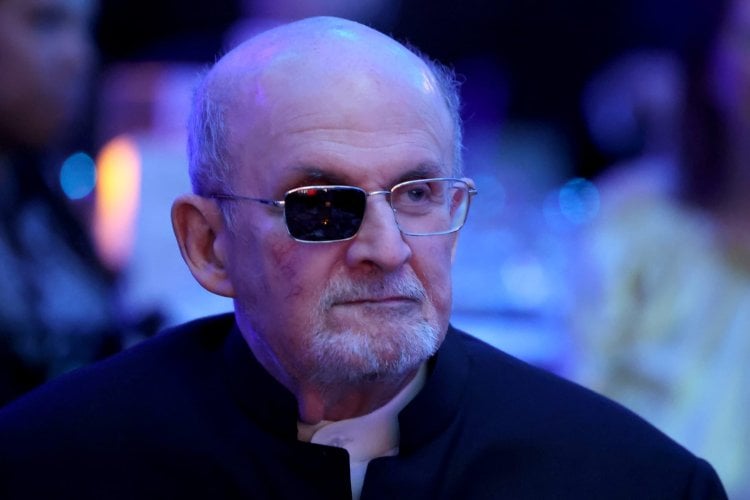 سلمان رشدي.. مؤلف 'آيات شيطانية' يفوز بجائزة السلام للناشرين الألمان