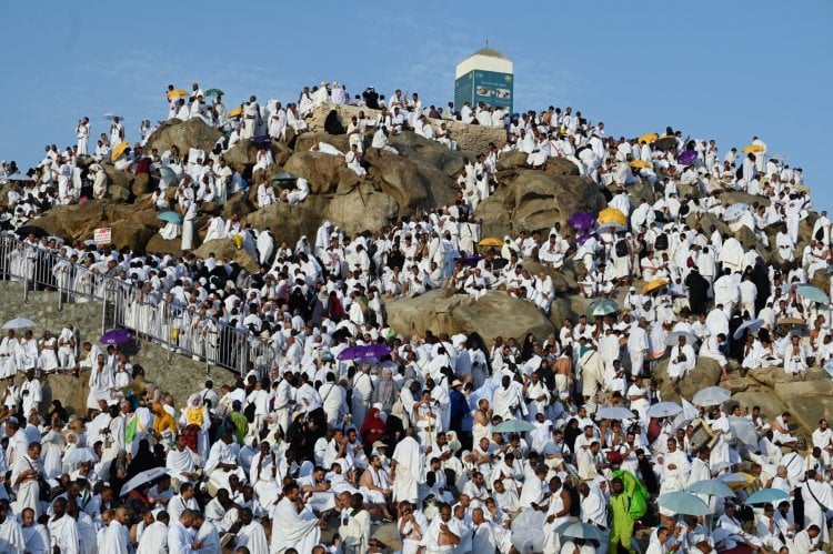 وسط أجواء شديدة الحر.. نحو  مليوني حاج يقفون على صعيد عرفات