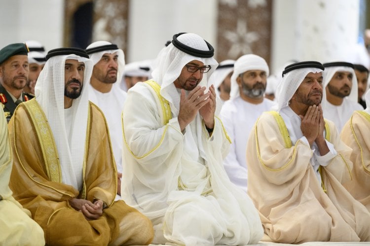 محمد بن زايد يؤدي صلاة عيد الأضحى بمسجد الشيخ زايد في أبوظبي