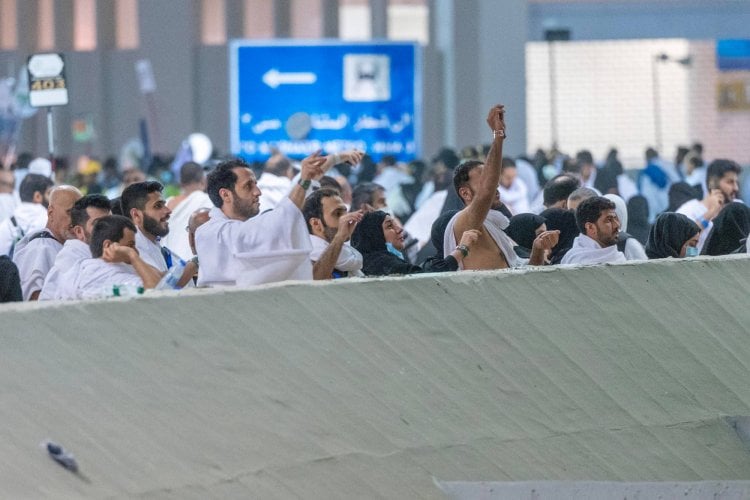 الحجاج يرمون جمرة العقبة الكبرى في ختام موسم الحج